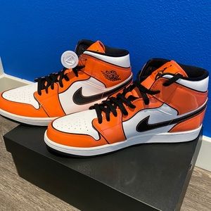 Air Jordan 1 Mid SE Turf Orange/Black-white